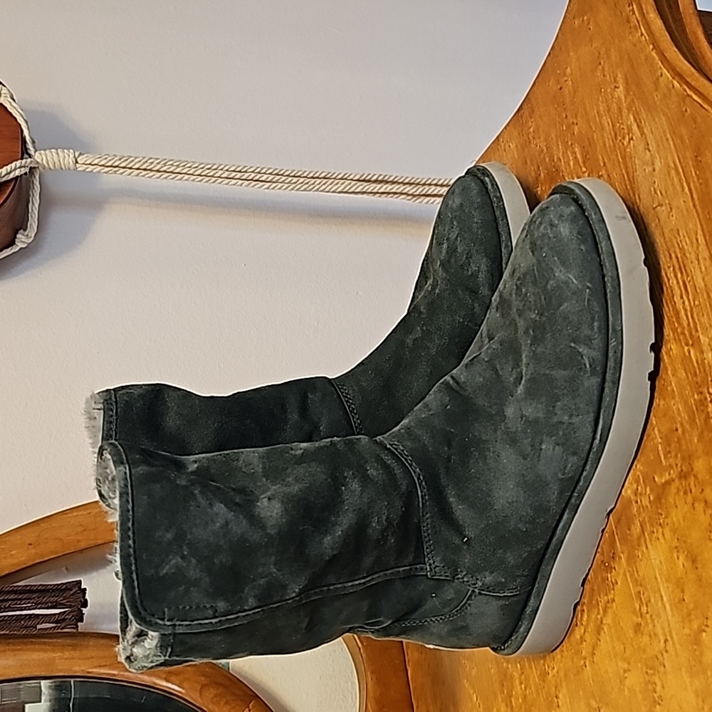 UGG Classic Short Bailey Zip Boot